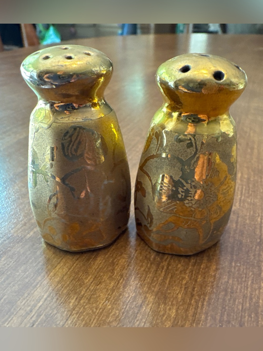 Vintage salt and pepper etched rose and daisy design 2 inch high golden Sheen